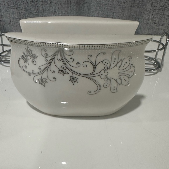 D’lusso design damask 3 piece salt and pepper set. - Picture 2 of 7